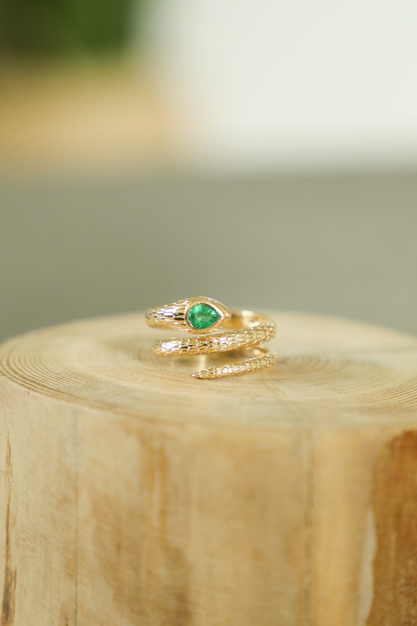 R007 - 14k YG Size 7 Snake Coil Band Ring w/1 Pear Shaped Emerald (0.28cts) & 2 Diamonds (0.03cts)