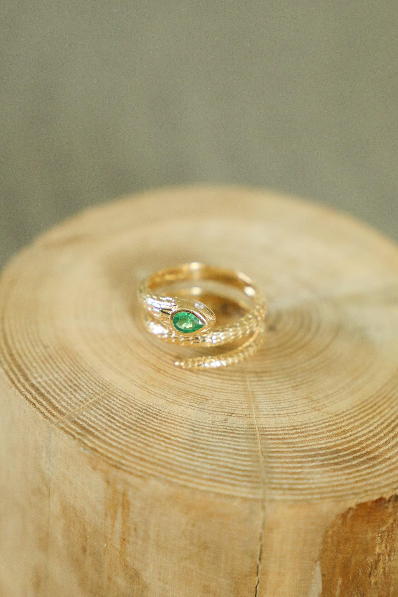 R007 - 14k YG Size 7 Snake Coil Band Ring w/1 Pear Shaped Emerald (0.28cts) & 2 Diamonds (0.03cts)