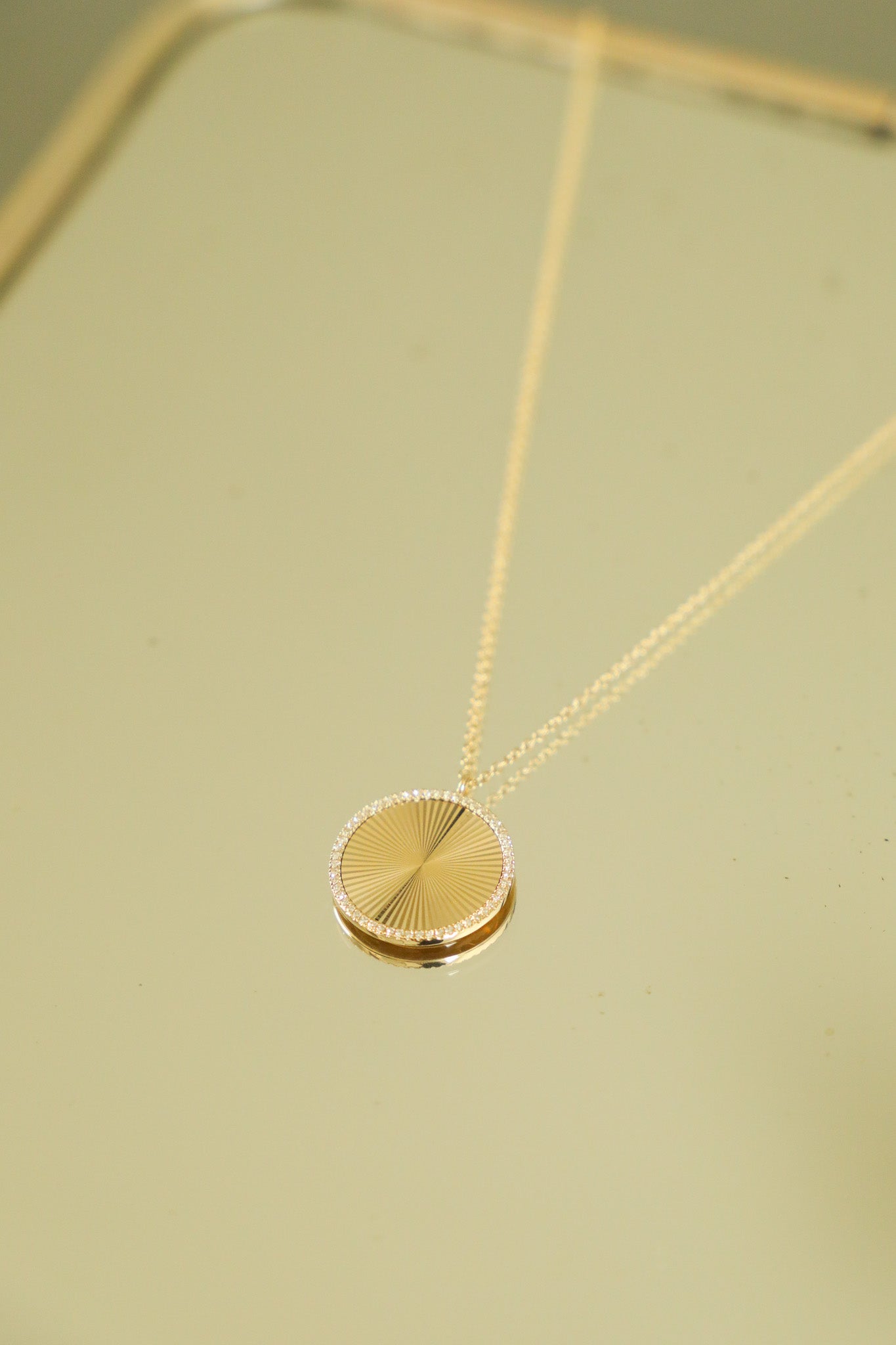 N044 - 14k YG 16-18" Paved Circle Necklace w/55 Diamonds 0.13cts