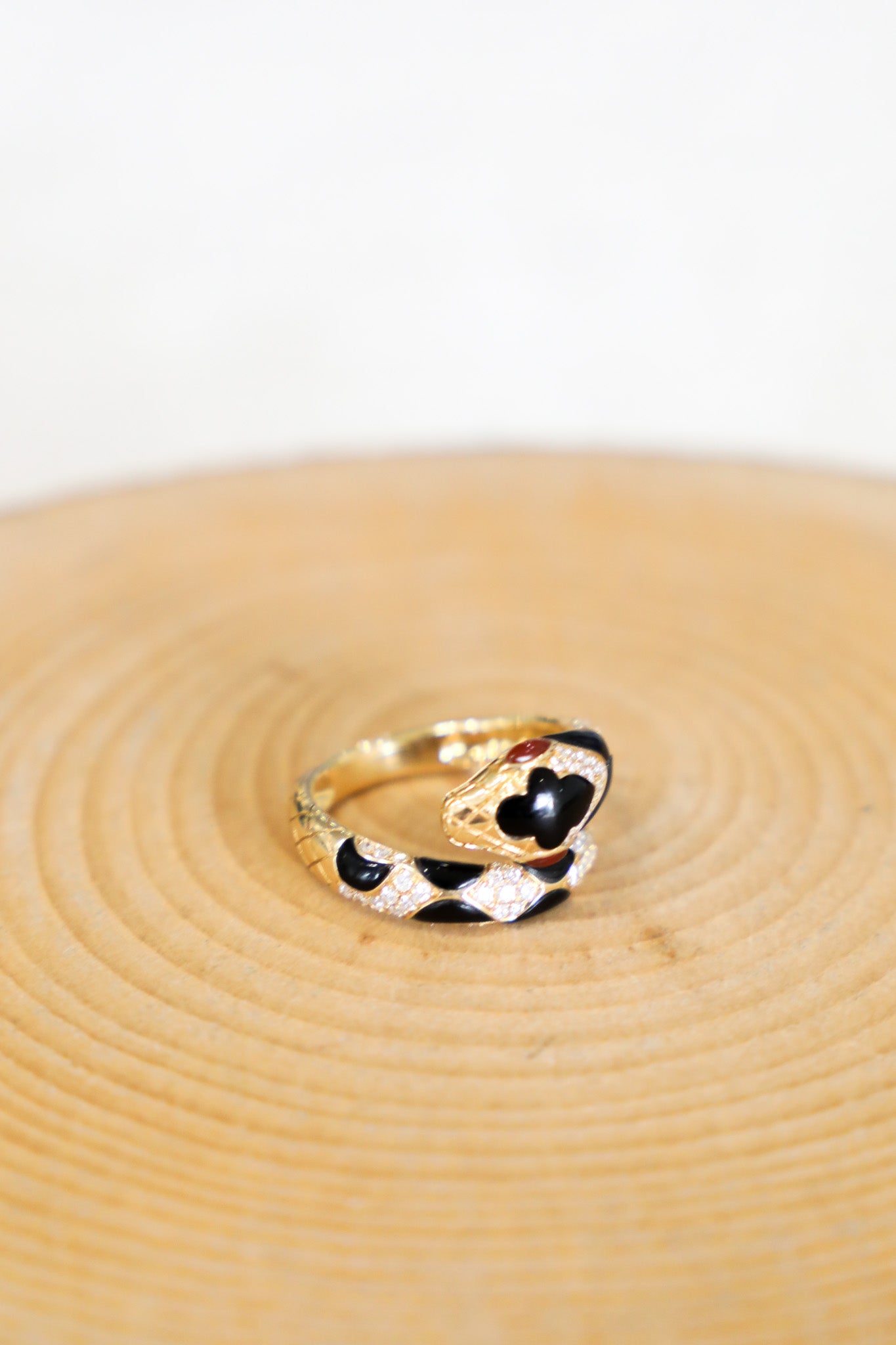 R005 - 18k YG Size 7 Black Snake Ring w/8 Onyx Stones 1.24cts, 2 Marquise Red Garnets 0.14cts, & 72 Diamonds 0.45cts
