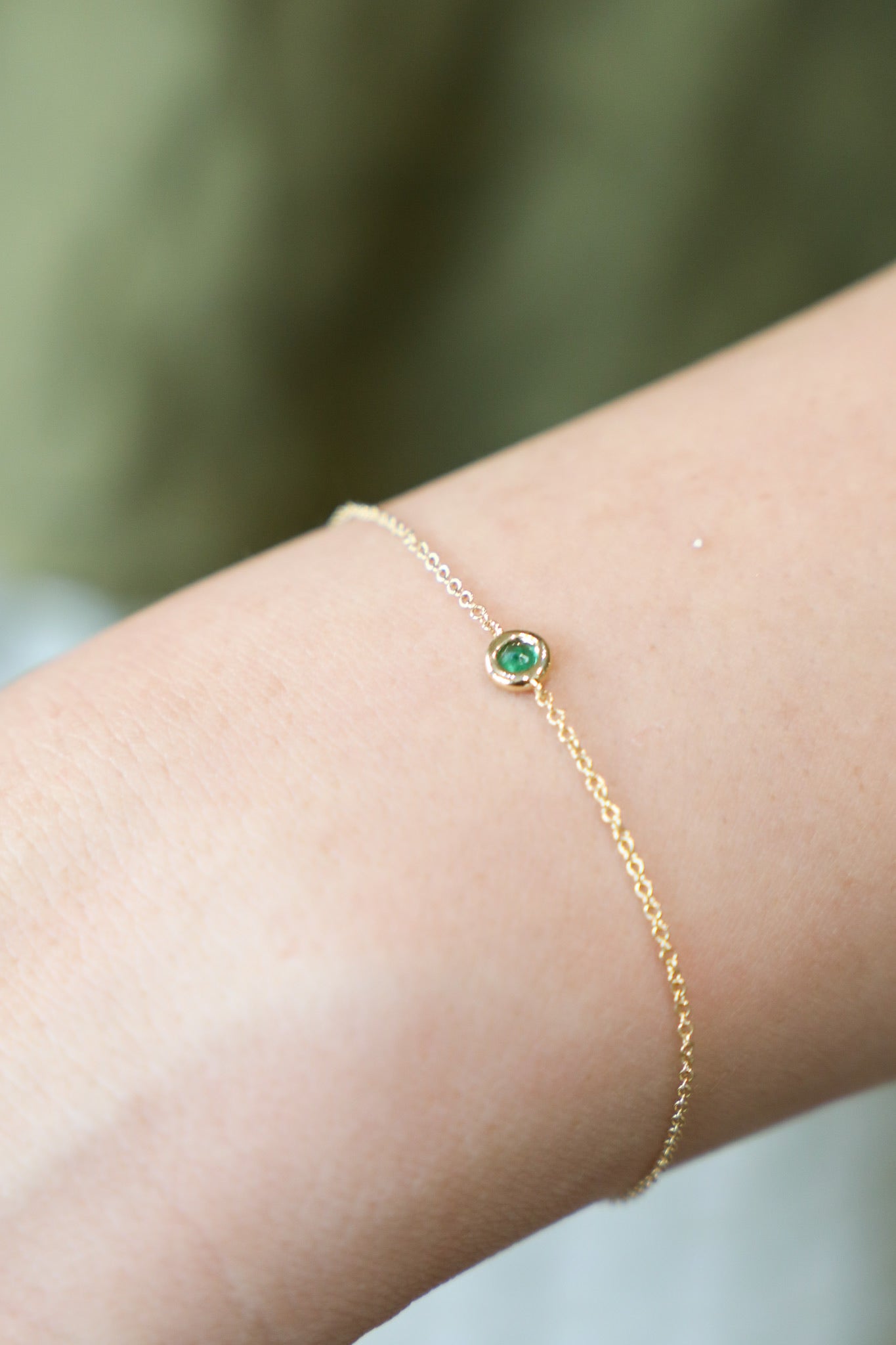 B019 - 14k YG 7" Bracelet w/1 Round Emerald 0.11cts