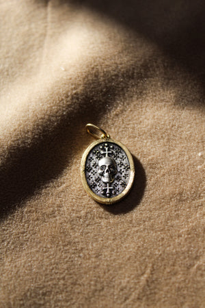 Erica Molinari (C) - SS/18k Med Oval Cross Skull