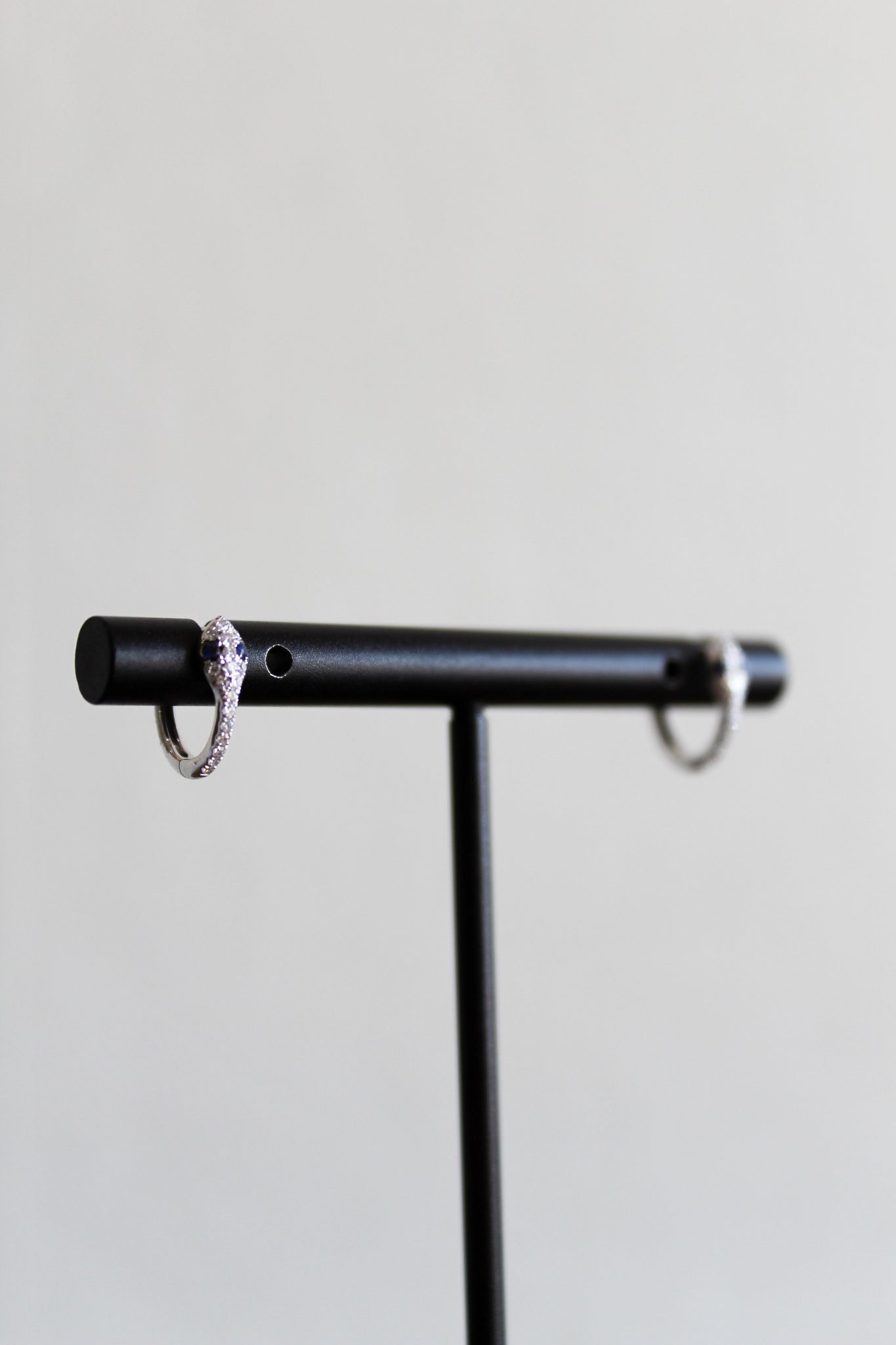 14k White Gold Round Snake Huggies w/4 Sapphires 0.03cts & 34 Diamonds 0.10cts