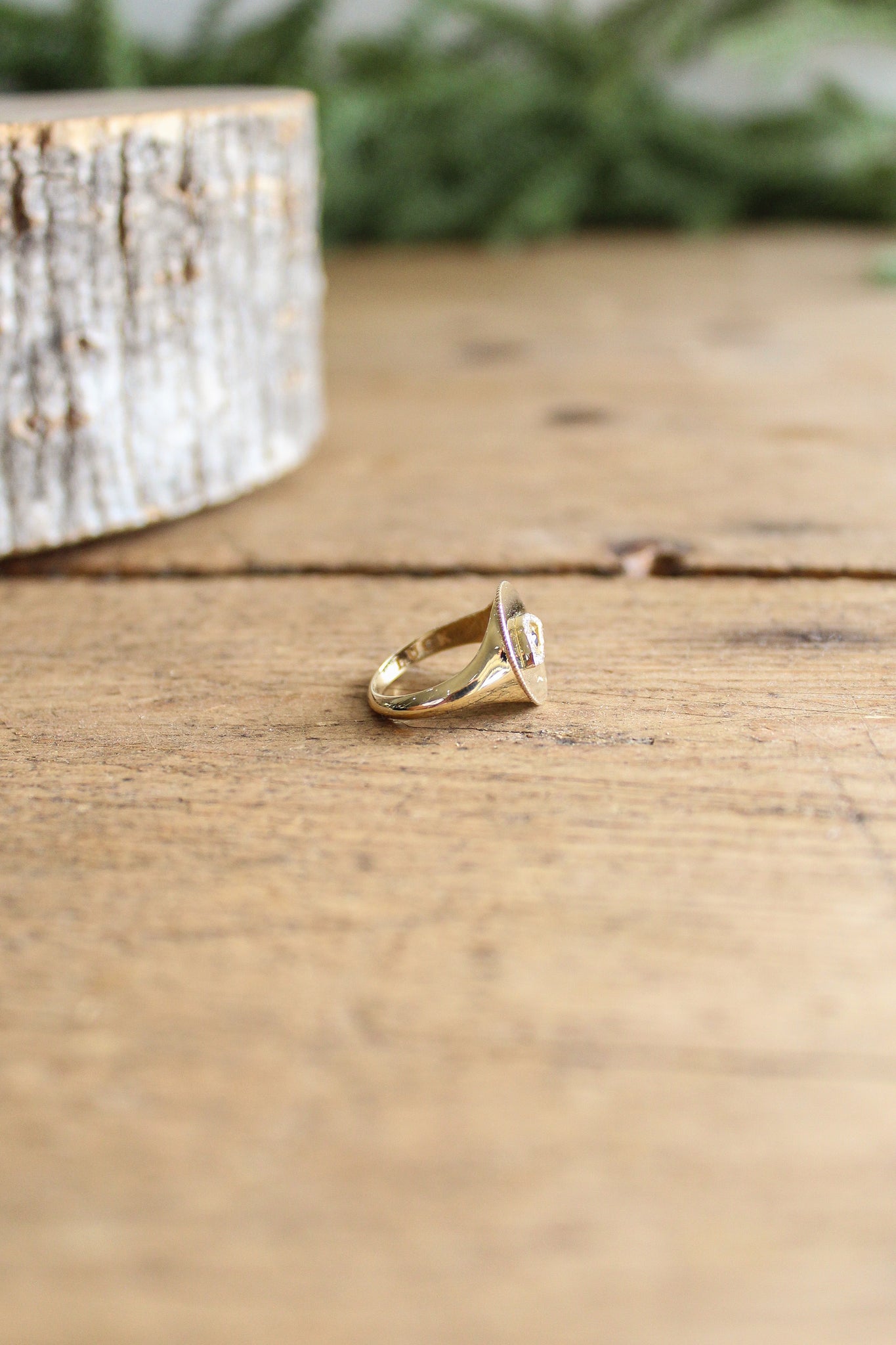 NOUSH La Fortuna Daric Signet Ring Luck